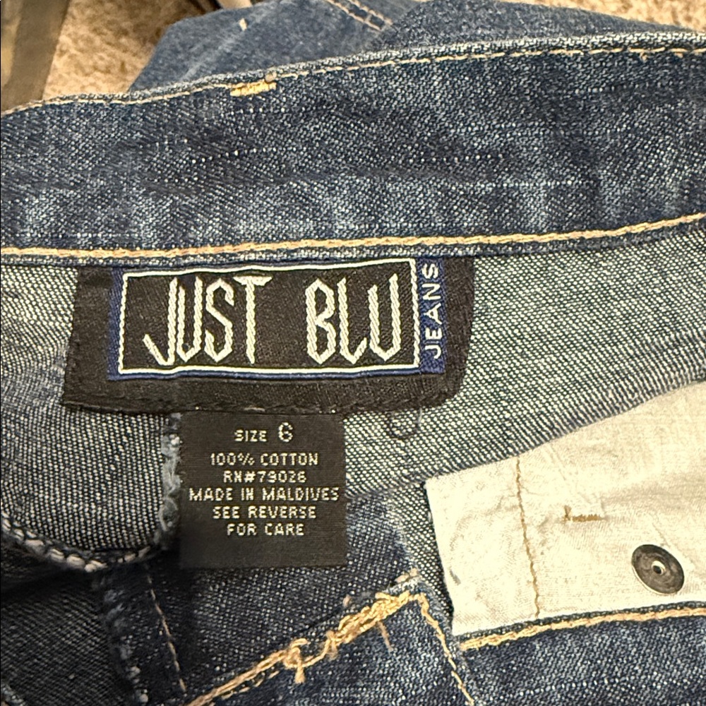Y2K Denim Trumpet Skirt with Frayed Hem. Size 6 - Picture 8 of 9